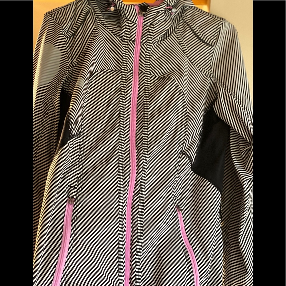 Lululemon 2014 Seawheeze running jacket